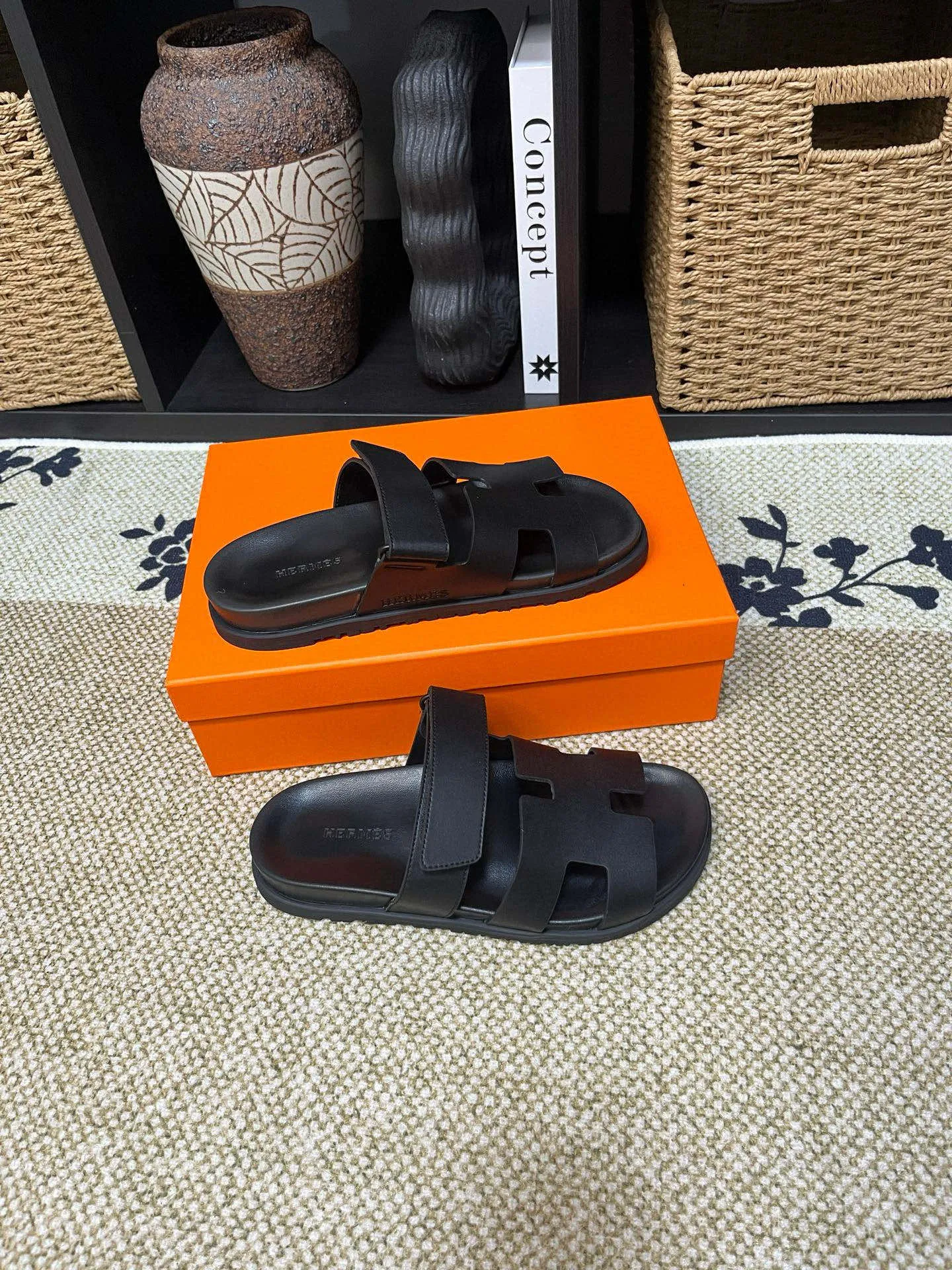 P300 Long-term stock Hermes men’s Kazimir slippers for couples - top quality woven calfskin functional sandals with intertwined uppers inspired by the “H” iconic pattern to create a casual look, perfect for summer. Imported cowhide + cowhide lining + TUP outsole Size: 35-46